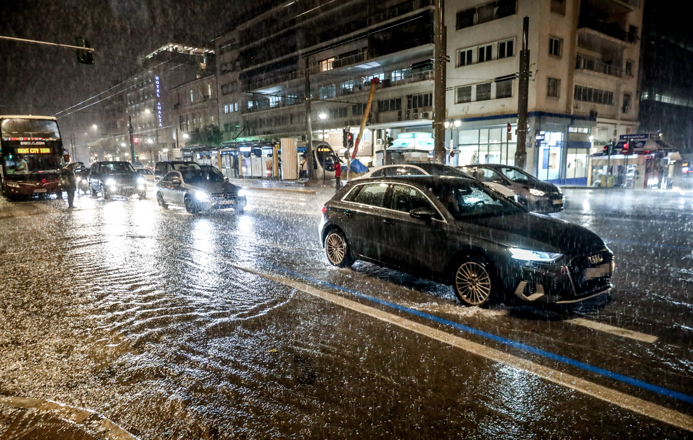 Συνεχίζεται με μεγάλη ένταση η κακοκαιρία «Byron», πλημμυρικά φαινόμενα και κλειστοί δρόμοι στην Αττική