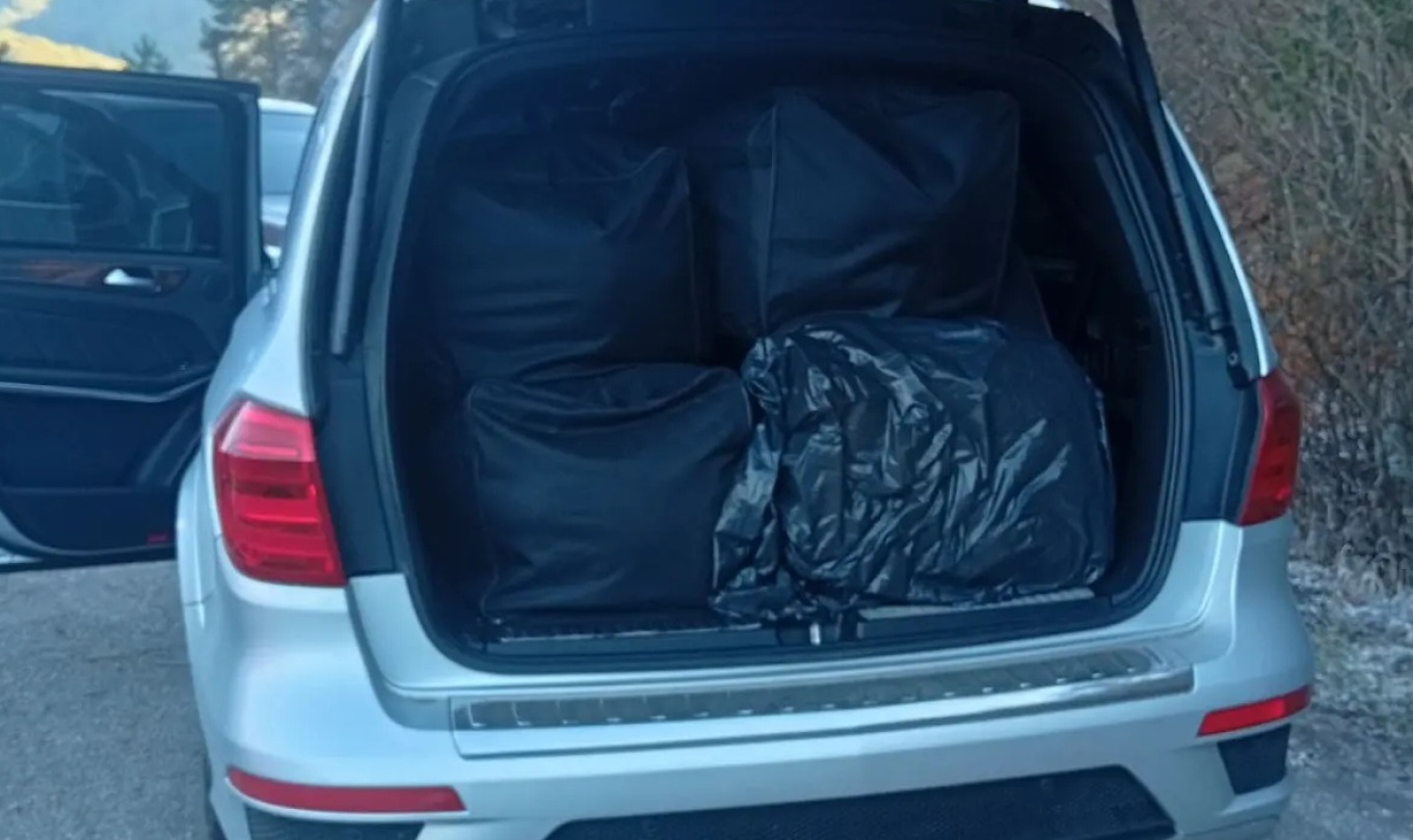 Επεισοδιακή καταδίωξη 23χρονης στα Ιωάννινα: Κουβαλούσε 215kg κάνναβης σε τζιπ μαζί με τον 2,5 ετών γιο της