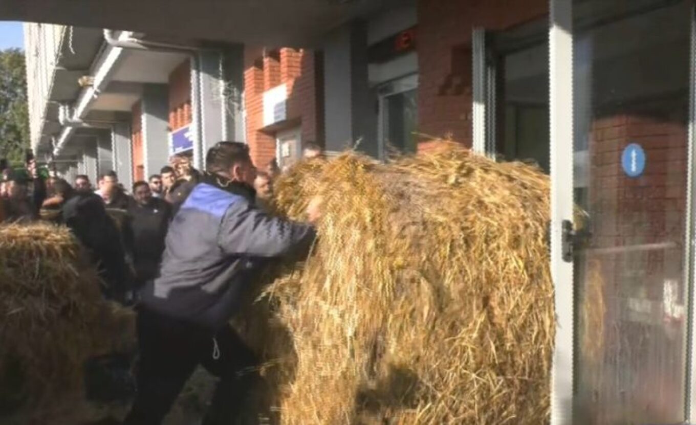 Ένταση στην Καβάλα: Αγρότες πετούν άχυρα και γάλα στο κτίριο της Αντιπεριφέρειας (ΒΙΝΤΕΟ)