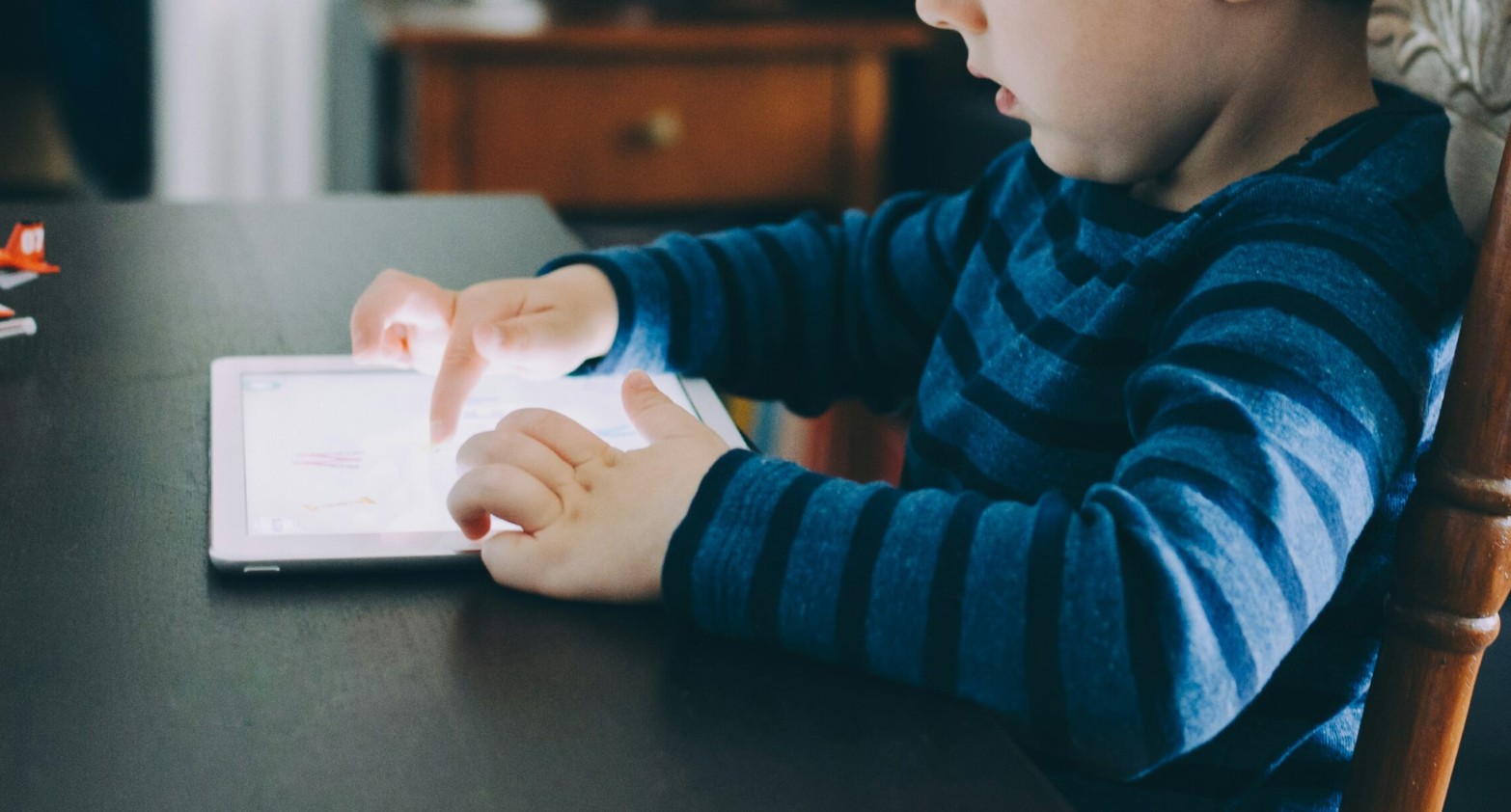 Βίντεο-σοκ αποκαλύπτει: Πώς γονείς εκθέτουν τα παιδιά τους στους σοβαρούς κινδύνους του διαδικτύου