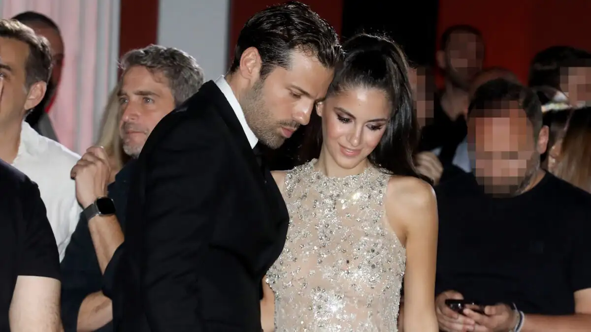 Αλεξάνδρα Νίκα: H τρυφερή αγκαλιά με τον γιο της μπροστά από το χριστουγεννιάτικο δέντρο (ΒΙΝΤΕΟ)