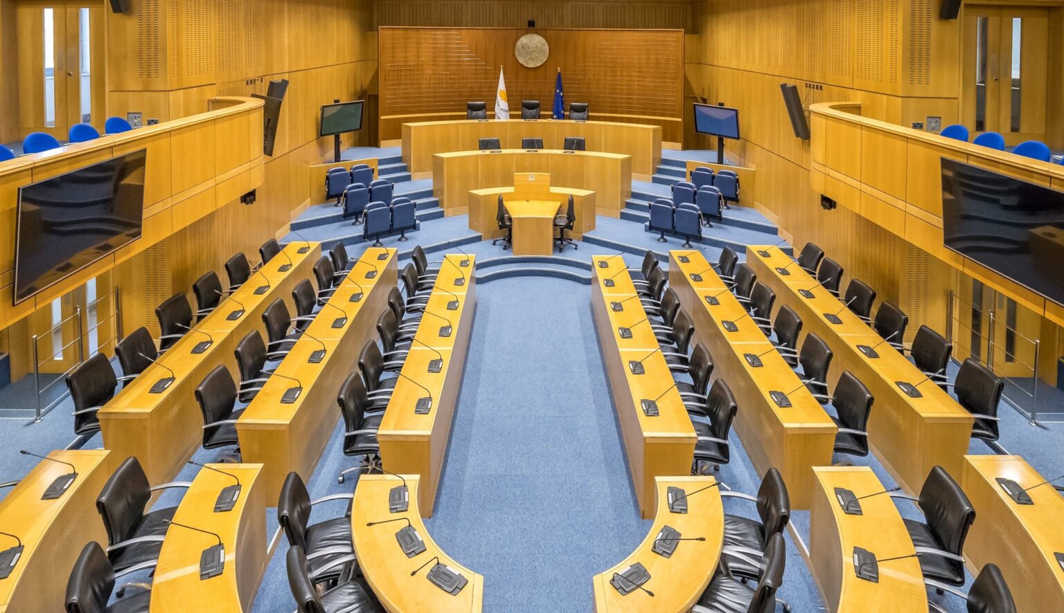 Πρεμιέρα για τον κρατικό προϋπολογισμό με ανταλλαγή πυρών κι έντονη κριτική