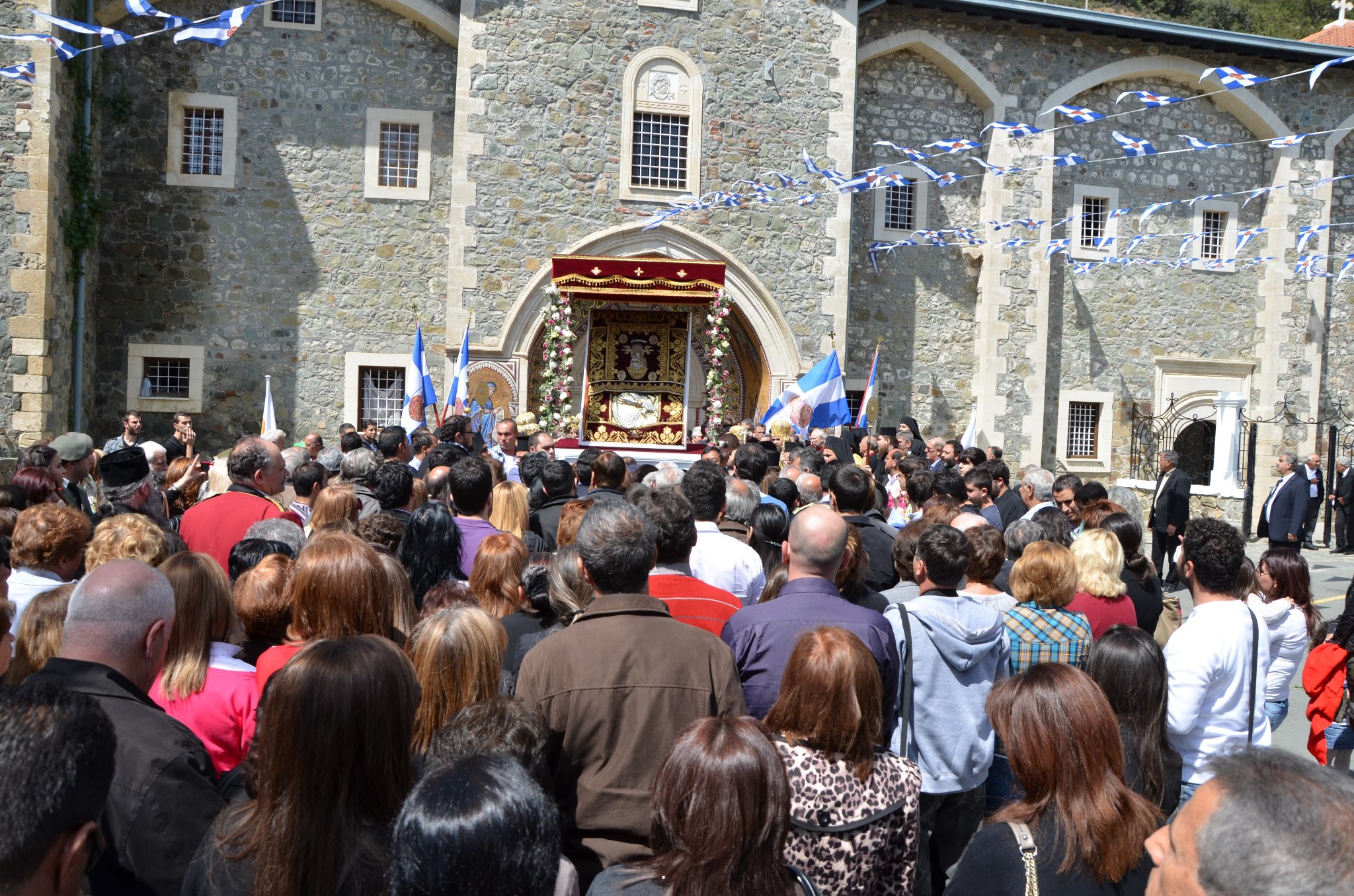 Ανάστατη η Μονή Κύκκου: Δημοσιεύματα ότι μοναχοί γιατρεύουν τις αρθώσεις με δήθεν «μυστική συνταγή»