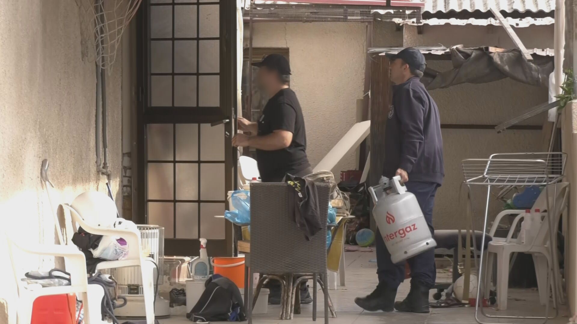 Θρίλερ στην Λεμεσό: Απομακρύνθηκαν οι κύλινδροι από το σπίτι της γυναίκας που απειλούσε να ανατιναχθεί (ΦΩΤΟ)