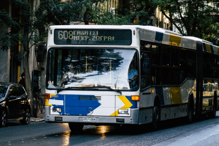Ανήλικοι πέταξαν πέτρες σε εν κινήσει αστικό λεωφορείο του ΟΑΣΘ και έσπασαν τα τζάμια του