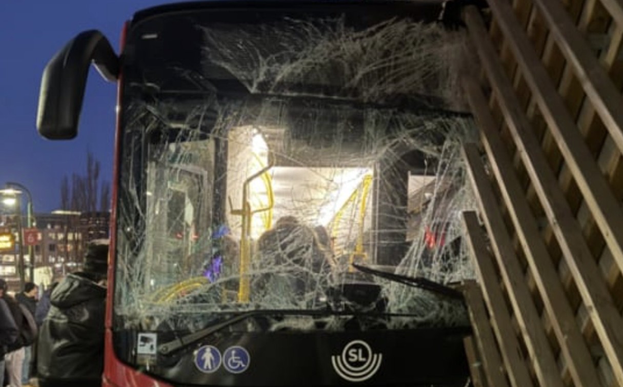 ΦΩΤΟ: Λεωφορείο στη Στοκχόλμη εξετράπη της πορείας του και προσέκρουσε σε κτίριο, τουλάχιστον 10 τραυματίες