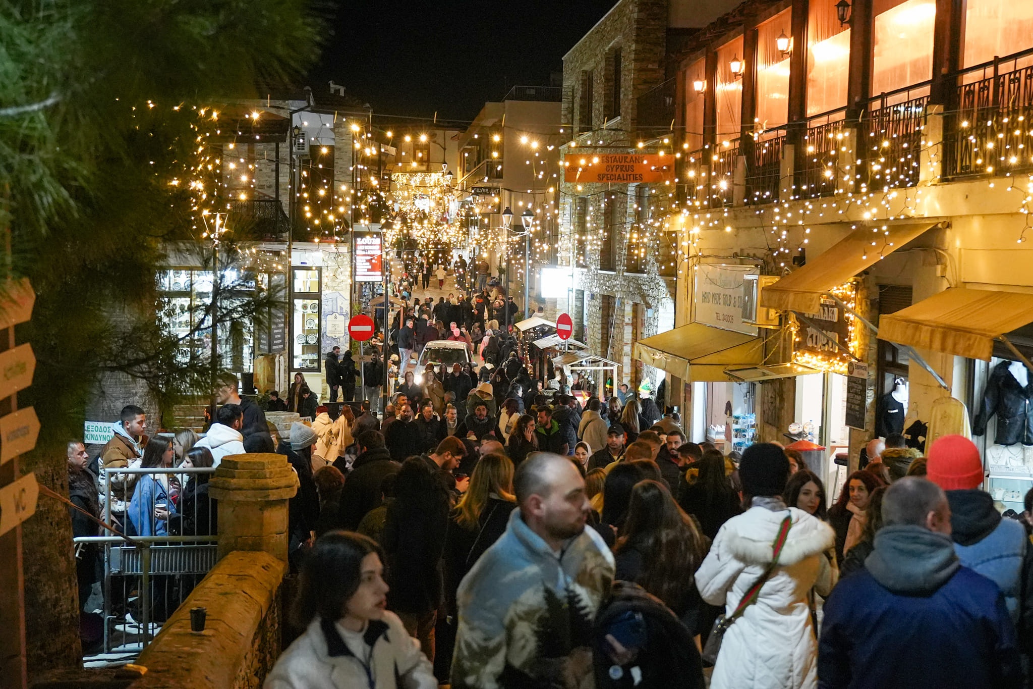 Κυκλοφοριακό κομφούζιο στους δρόμους προς Λεύκαρα, έτρεξαν όλοι στο χριστουγεννιάτικο χωριό