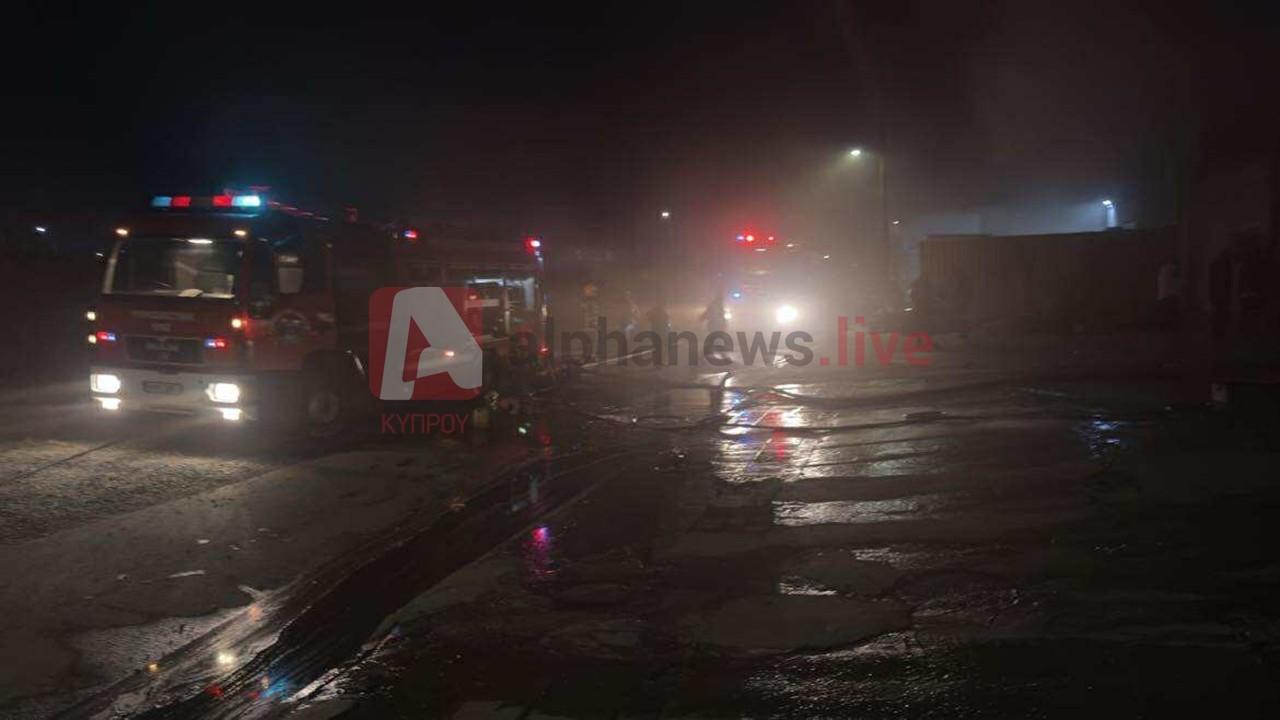 ΦΩΤΟ: Εκτεταμένες ζημιές από τη φωτιά στο κηροποιείο στα Λιβάδια, επηρεάστηκαν κι άλλες επιχειρήσεις