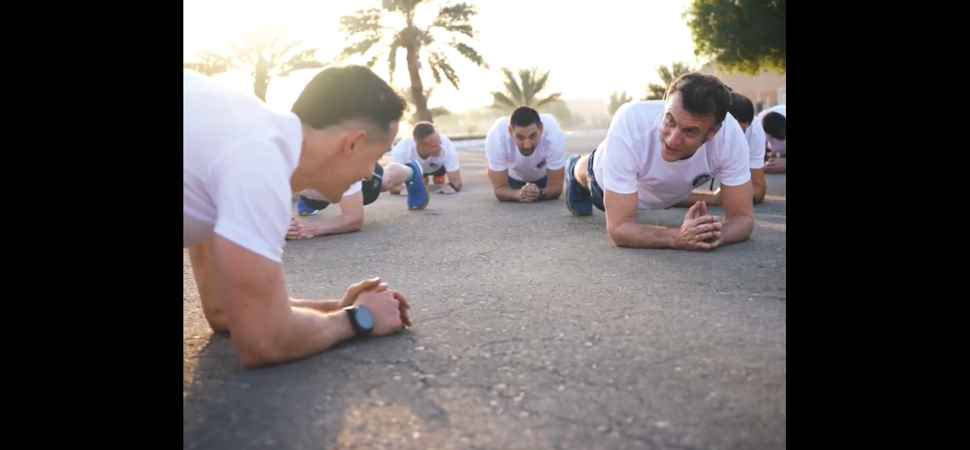 ΒΙΝΤΕΟ: Ο Μακρόν έκανε γυμναστική με Γάλλους στρατιώτες στα Ηνωμένα Αραβικά Εμιράτα