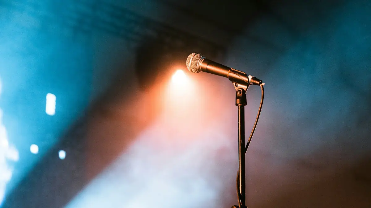 Αυτός είναι ο τραγουδιστής που τον κατηγορούν για κακοποίηση – Το προφίλ του