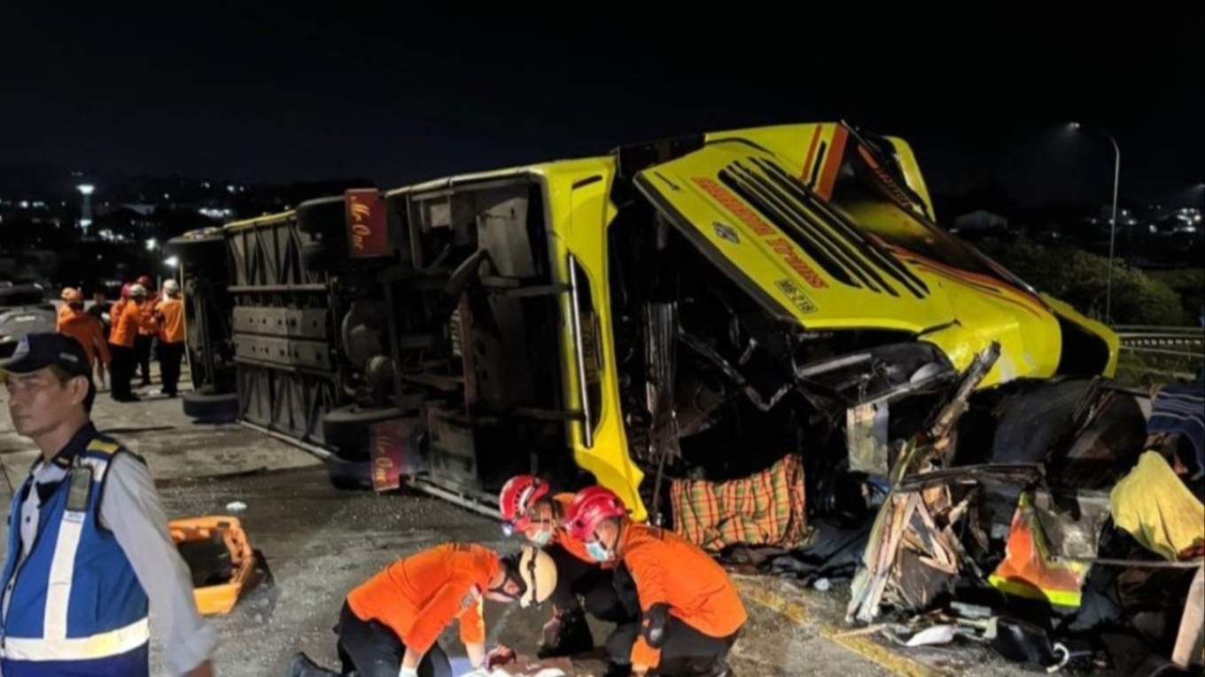 ΒΙΝΤΕΟ: Δεκαέξι νεκροί σε τροχαίο στο οποίο ενεπλάκη λεωφορείο στην Ινδονησία