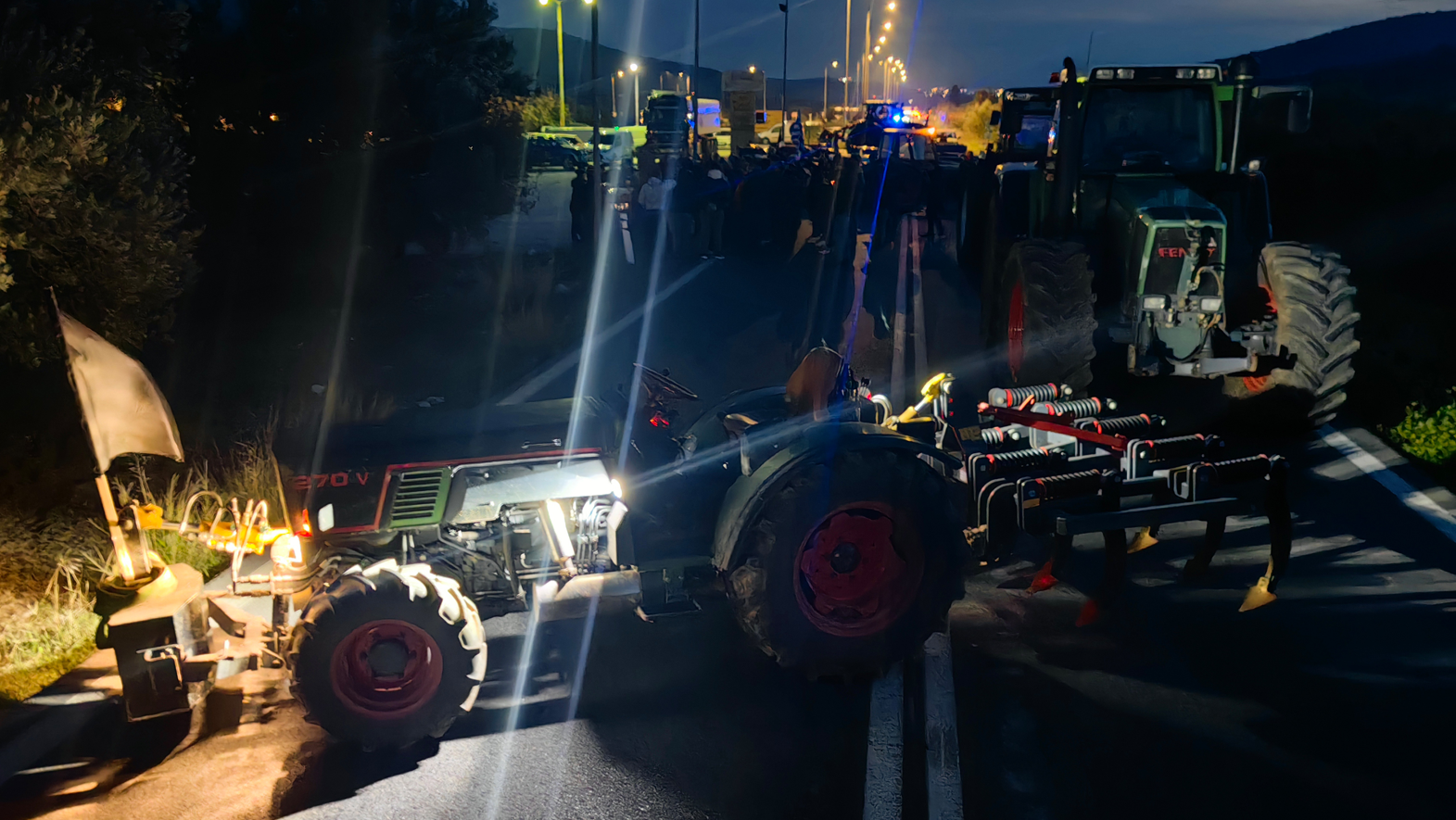 Χριστούγεννα στα μπλόκα για τους Έλληνες αγρότες, ανοίγουν τους δρόμους για τους εκδρομείς