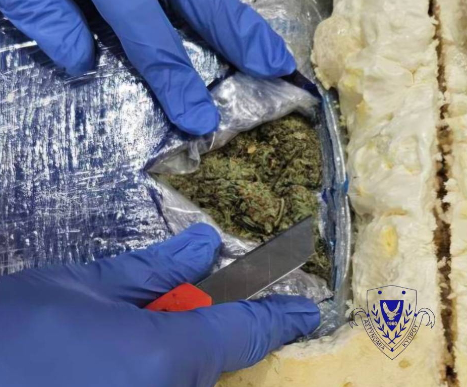 ΦΩΤΟ: Μέσα σε χάρτινο κιβώτιο έκρυψαν τα 12kg κάνναβης και κοκαΐνης