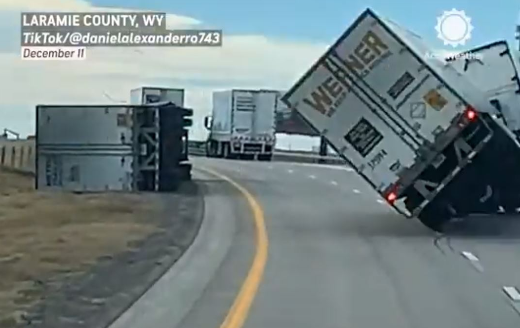 Σοκαριστικό βίντεο: Θυελλώδεις άνεμοι ανατρέπουν νταλίκες στις ΗΠΑ