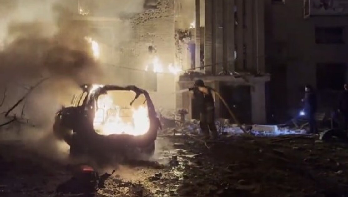 ΒΙΝΤΕΟ: Τουλάχιστον επτά τραυματίες από πλήγμα ρωσικών drones σε πολυκατοικία στο Σούμι