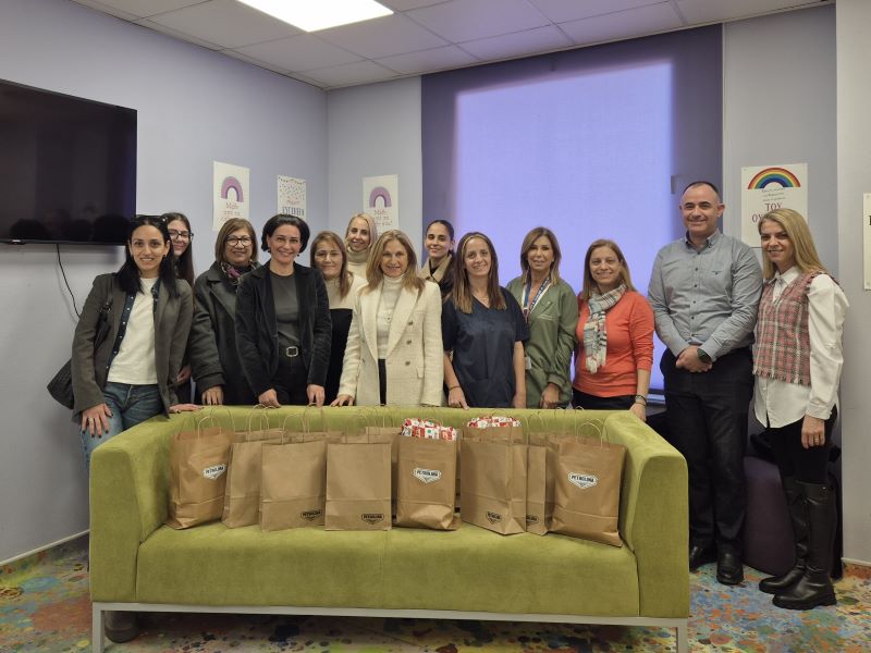 &Delta;&omega;&rho;&epsilon;ά &tau;&eta;&sigmaf; &Pi;&epsilon;&tau;&rho;&omicron;&lambda;ί&nu;&alpha; &sigma;&tau;&eta;&nu; &Pi;&alpha;&iota;&delta;&iota;&alpha;&tau;&rho;&iota;&kappa;ή &Pi;&tau;έ&rho;&upsilon;&gamma;&alpha; &tau;&omicron;&upsilon; &Gamma;&epsilon;&nu;&iota;&kappa;&omicron;ύ &Nu;&omicron;&sigma;&omicron;&kappa;&omicron;&mu;&epsilon;ί&omicron;&upsilon; &Lambda;ά&rho;&nu;&alpha;&kappa;&alpha;&sigmaf;