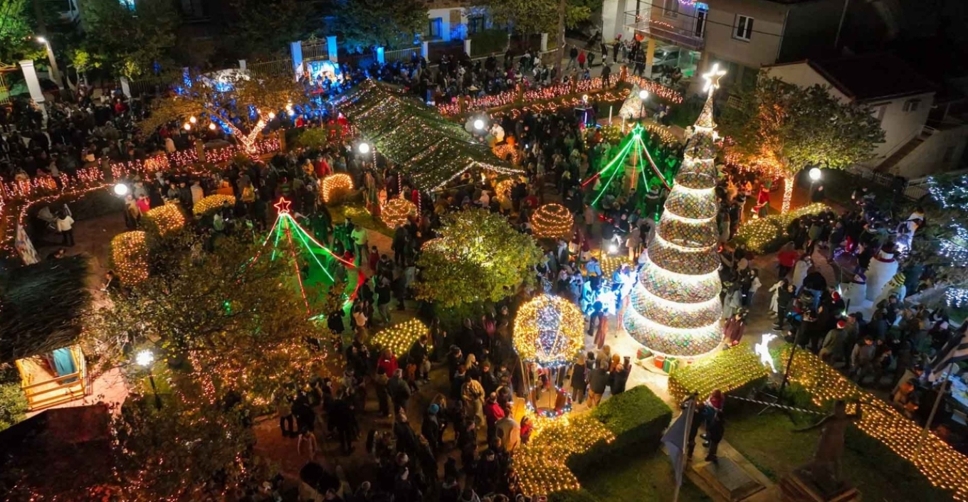ΒΙΝΤΕΟ: Το μοναδικό πλεκτό χριστουγεννιάτικο χωριό της Ελλάδας, εκεί όπου… όλα είναι κεντητά