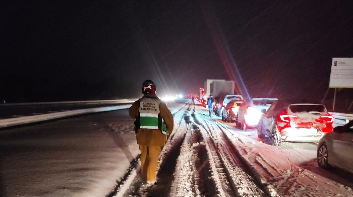 Χάος στην Πολωνία: Σφοδρή χιονόπτωση «παρέλυσε» τον αυτοκινητόδρομο (ΒΙΝΤΕΟ)