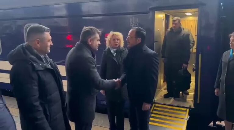 ΒΙΝΤΕΟ: Έφτασε στο Κίεβο ο ΠτΔ, τον υποδέχθηκε ο Αναπληρωτής ΥΠΕΞ της Ουκρανίας