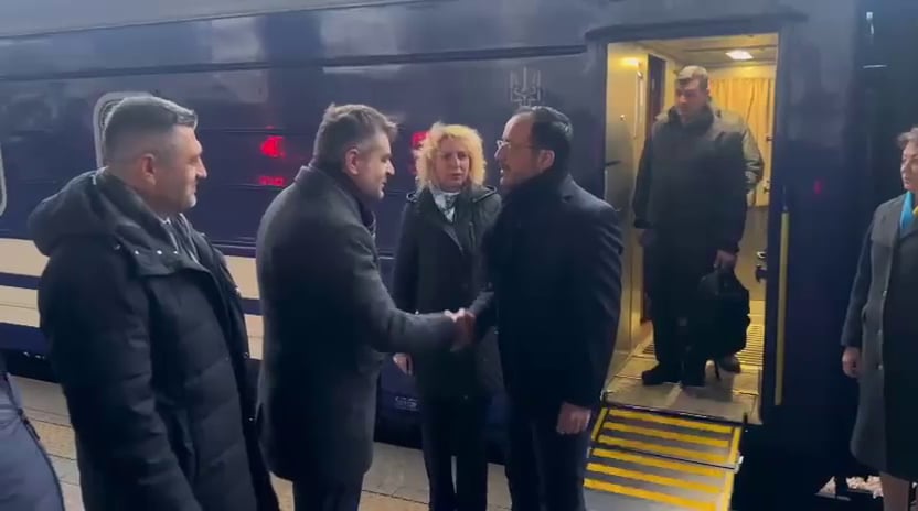 ΒΙΝΤΕΟ: Έφτασε στο Κίεβο ο ΠτΔ, τον υποδέχθηκε ο Αναπληρωτής ΥΠΕΞ της Ουκρανίας