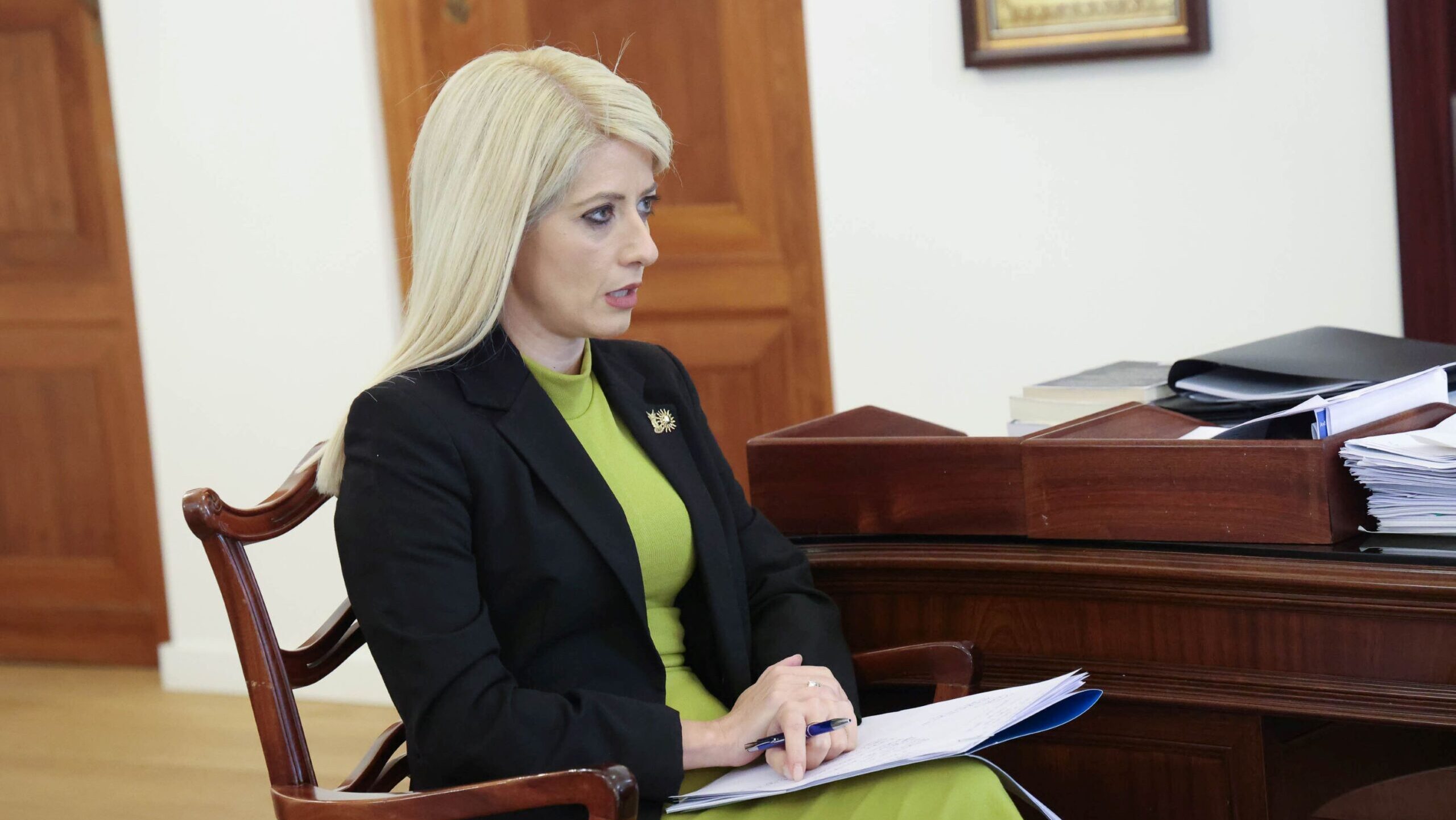 Τι προτείνει η Αννίτα: «Ψαλίδι» σε λιμουζίνες, γραμματείς και φρουρούς για πρώην Προέδρους