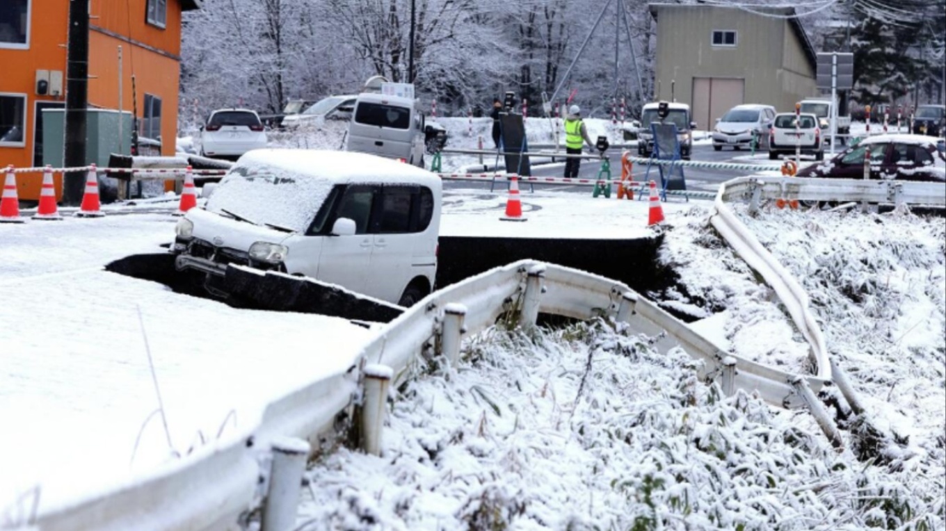 ΒΙΝΤΕΟ: Τουλάχιστον 30 τραυματίες μετά τον ισχυρό σεισμό των 7,6 Ρίχτερ και το τσουνάμι στην Ιαπωνία