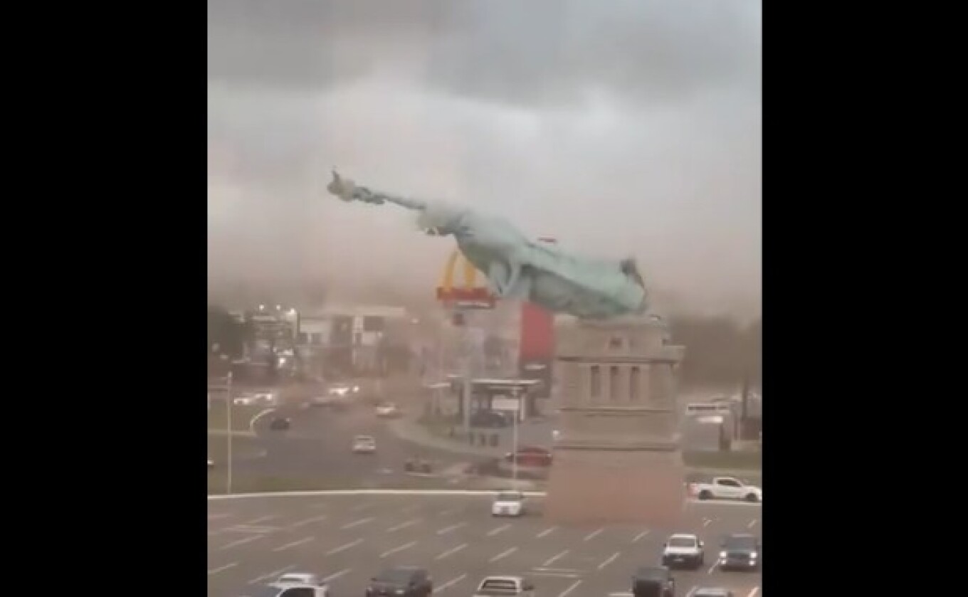 ΒΙΝΤΕΟ: Η στιγμή που ισχυρός άνεμος γκρεμίζει αντίγραφο του Αγάλματος της Ελευθερίας στη Βραζιλία