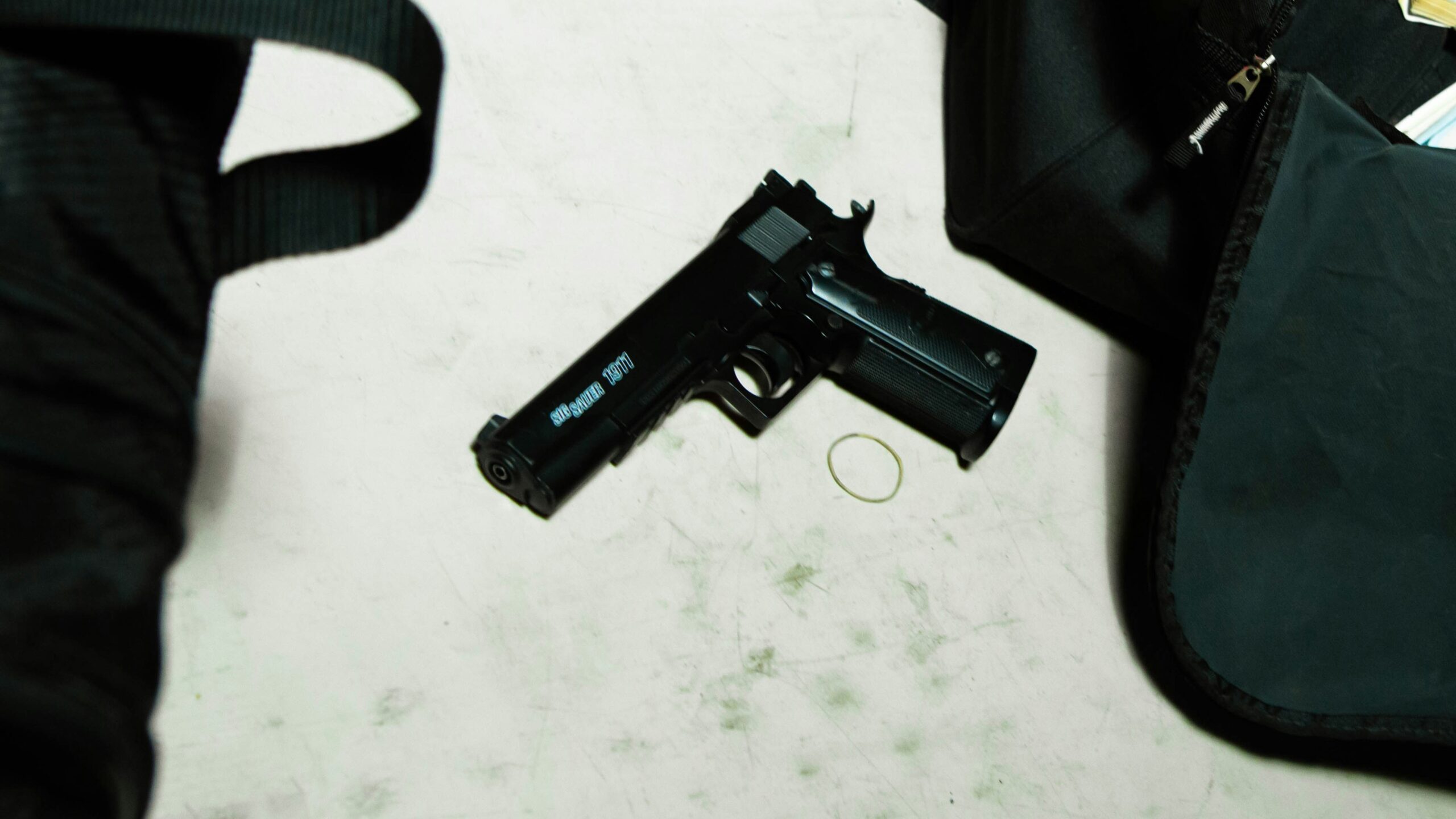 Συμμάζευε το σπίτι του νεκρού του πατέρα στη Λάρνακα και βρήκε το όπλο και τις χειροβομβίδες