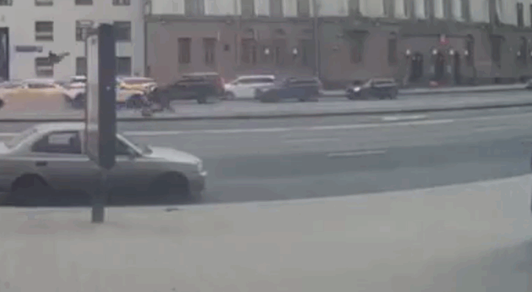 ΒΙΝΤΕΟ: Τρομακτικό θανατηφόρο στη Ρωσία, περιπολικό εμβόλισε δίκυκλο κι εκτόξευσε τον αναβάτη