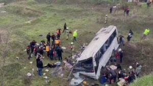 ΒΙΝΤΕΟ: Λεωφορείο έπεσε σε χαντάκι στην Τουρκία, τρεις νεκροί και 10 τραυματίες