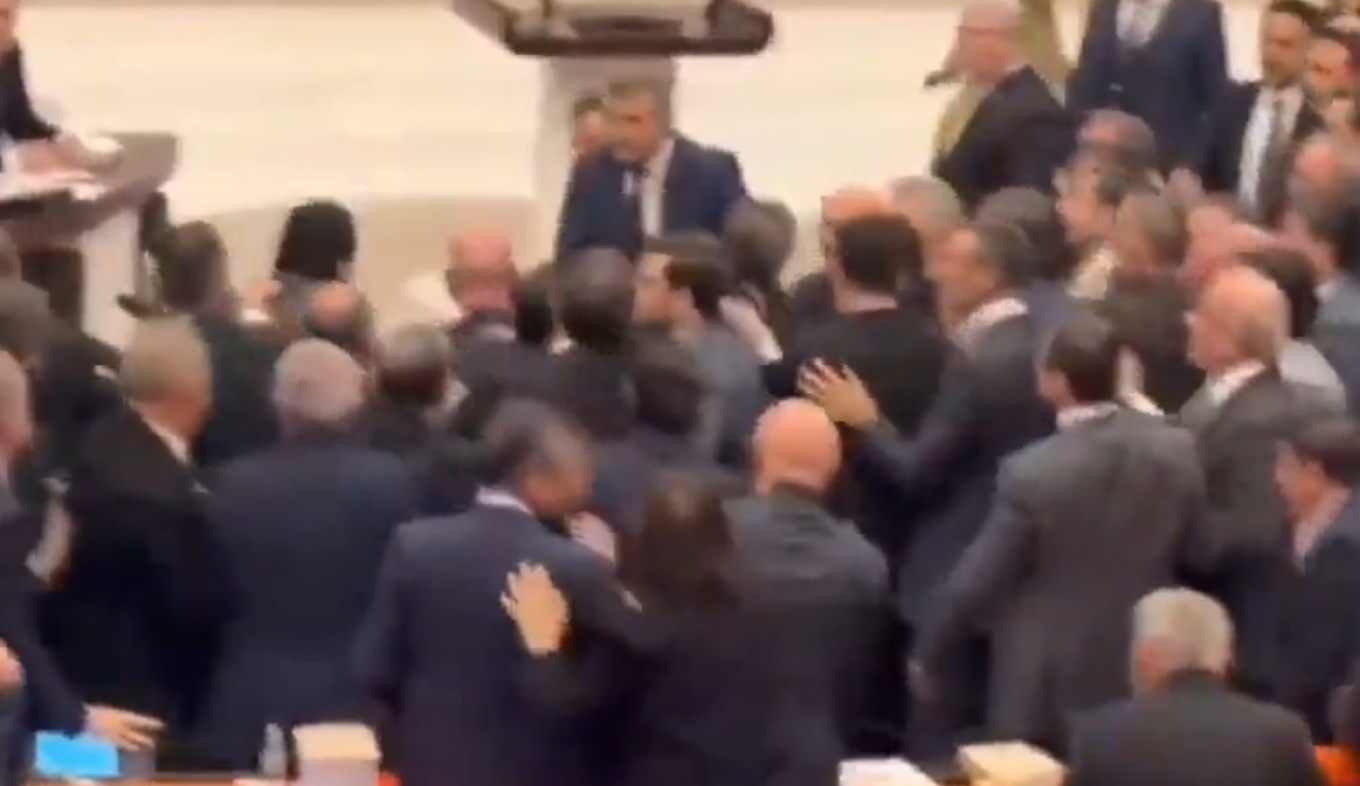 Χάος στην τουρκική βουλή: Αντάλλαξαν γροθιές βουλευτές του Ερντογάν με της αντιπολίτευσης (ΒΙΝΤΕΟ)