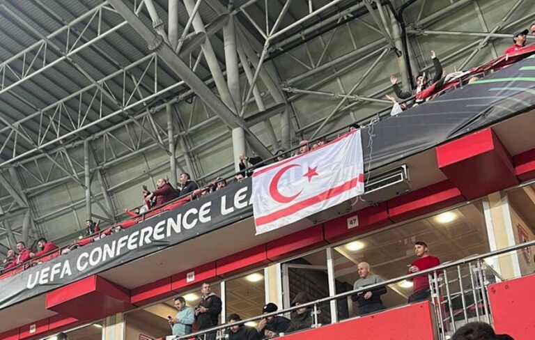 Προκλητικοί οι οπαδοί της Σαμσουνσπόρ με σημαίες του ψευδοκράτους