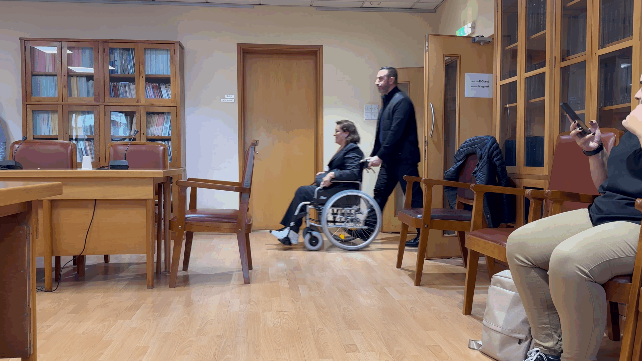 ΒΙΝΤΕΟ: Με αμαξίδιο πήγε στη Βουλή η Υπουργός Παιδείας για την αξιολόγηση εκπαιδευτικών