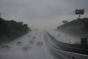 Επικίνδυνοι δρόμοι με κατολισθήσεις, ομίχλη και περιορισμένη ορατότητα λόγω κακοκαιρίας