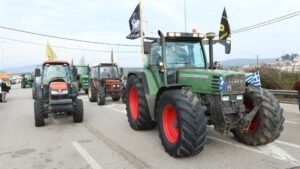 Στους δρόμους παραμένουν οι αγρότες στην Ελλάδα