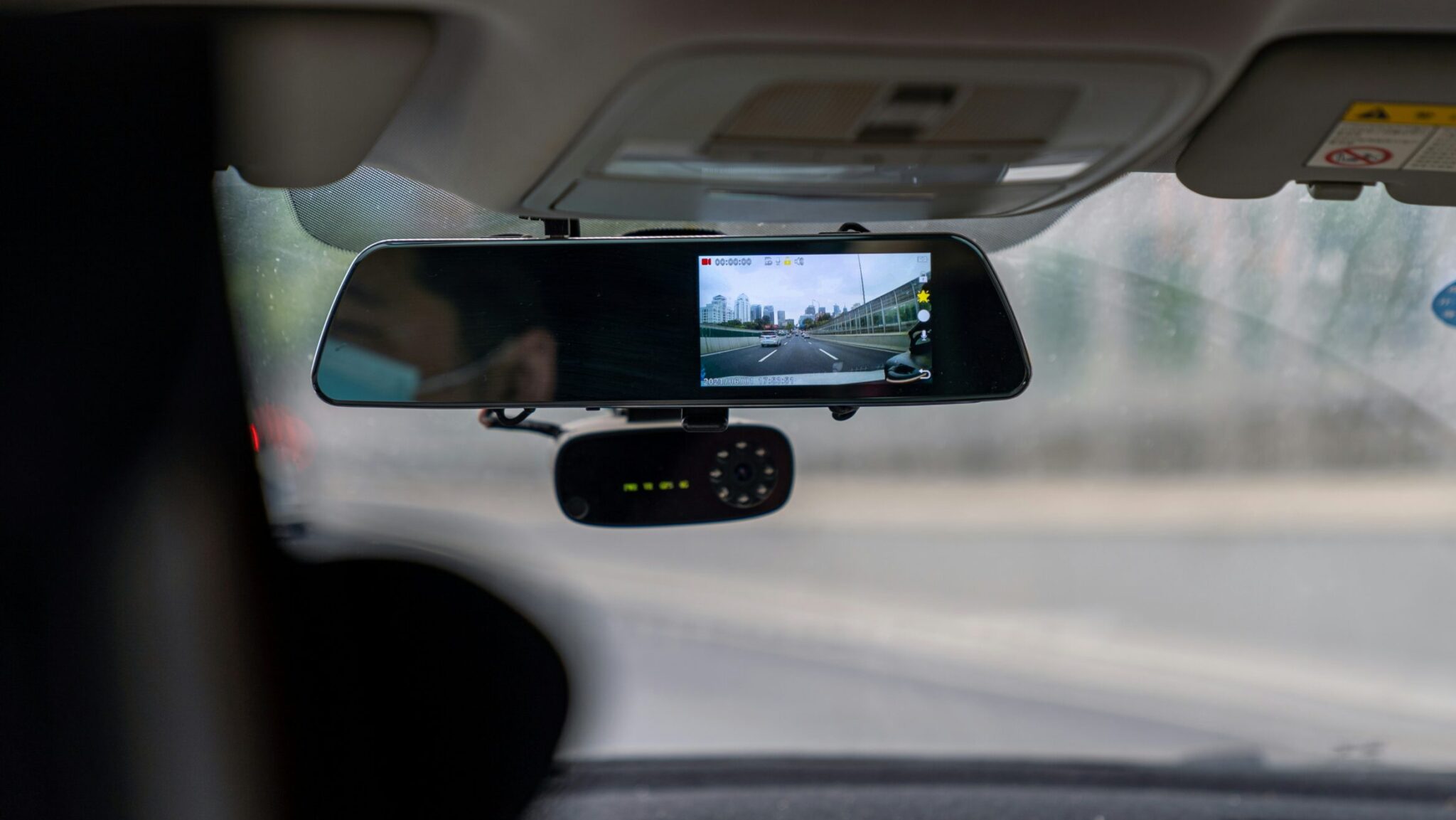 Κάμερες σε ταμπλό αυτοκινήτων σαν «μαύρο κουτί» αεροπλάνου, άρχισε η συζήτηση στην Βουλή