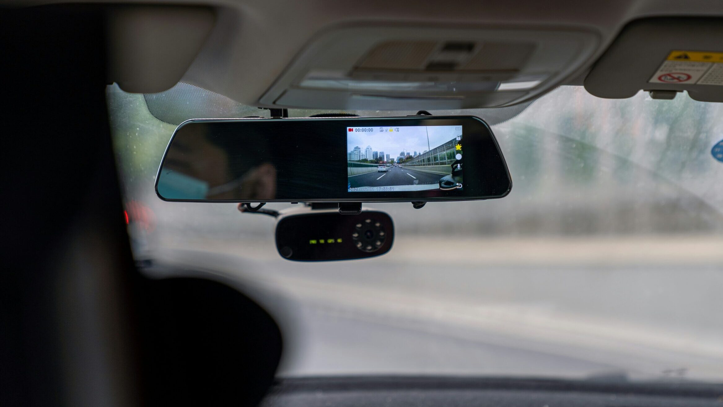 Κάμερες σε ταμπλό αυτοκινήτων σαν «μαύρο κουτί» αεροπλάνου, άρχισε η συζήτηση στην Βουλή