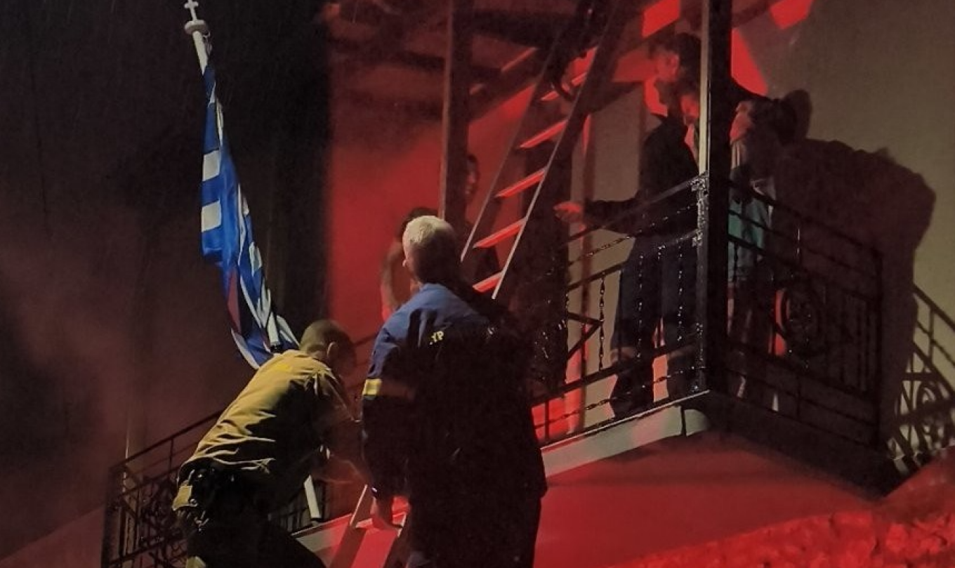 Δραματική διάσωση μητέρας και γιου μετά από φωτιά σε σπίτι στη Χίο