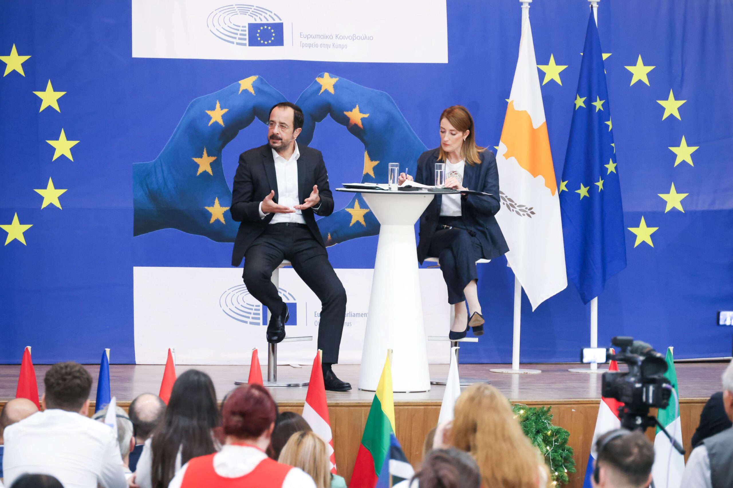 ΦΩΤΟ: Απάντησαν στις ανησυχίες των νέων της Κύπρου Μέτσολα και Χριστοδουλίδης