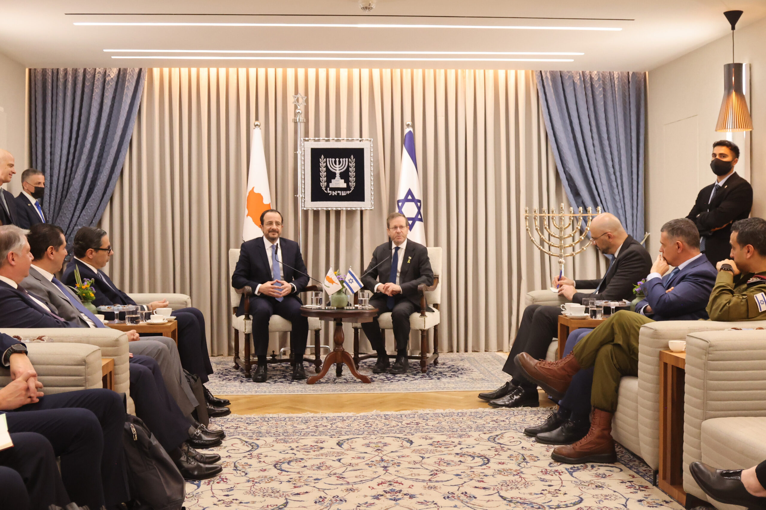 &Phi;&Omega;&Tau;&Omicron;: &Epsilon;ί&delta;&epsilon; &tau;&omicron;&nu; &Pi;&rho;ό&epsilon;&delta;&rho;&omicron; &tau;&omicron;&upsilon; &Iota;&sigma;&rho;&alpha;ή&lambda; &omicron; &Pi;&tau;&Delta;, &alpha;&kappa;&omicron;&lambda;&omicron;&upsilon;&theta;&epsilon;ί &sigma;&upsilon;&nu;ά&nu;&tau;&eta;&sigma;&eta; &mu;&epsilon; &Nu;&epsilon;&tau;&alpha;&nu;&iota;ά&chi;&omicron;&upsilon;