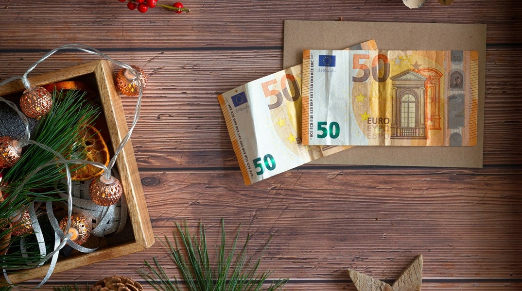 Έκτακτο χριστουγεννιάτικο δώρο και πρόωρη καταβολή επιδομάτων