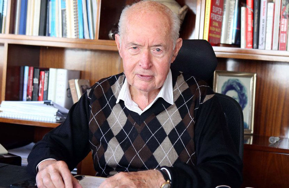 &Sigma;&tau;&omicron; &nu;&omicron;&sigma;&omicron;&kappa;&omicron;&mu;&epsilon;ί&omicron; &omicron; &pi;&rho;ώ&eta;&nu; &Pi;&rho;ό&epsilon;&delta;&rho;&omicron;&sigmaf; &Gamma;&iota;ώ&rho;&gamma;&omicron;&sigmaf; &Beta;&alpha;&sigma;&iota;&lambda;&epsilon;ί&omicron;&upsilon;