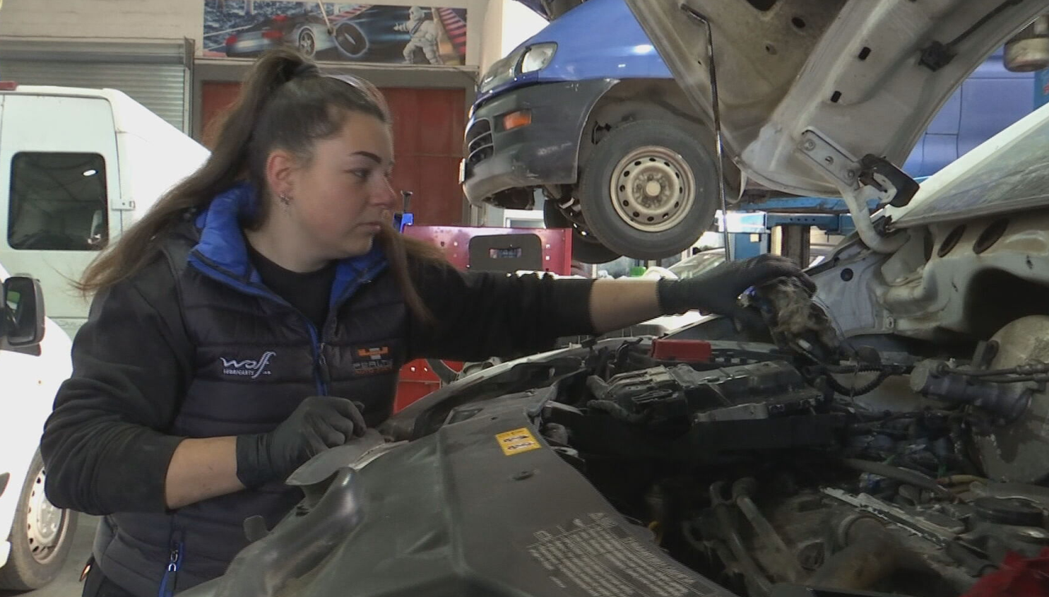 Σύζυγος, μητέρα και… μηχανικός αυτοκινήτων! Η 27χρονη Δήμητρα έσπασε κάθε ταμπού στον κόσμο των μηχανών και των λαδιών