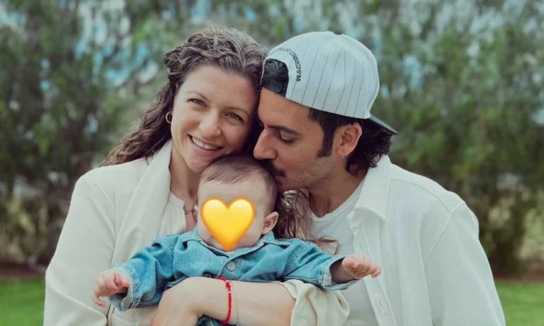 Χαραλάμπους & Δραγούμη: Ο μικρός Άρης αγκαλιάζει τη νεογέννητη αδελφούλα του (ΦΩΤΟ)