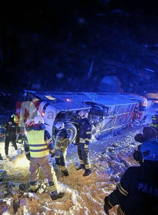 Σκηνές τρόμου για την Εθνική Κύπρου χειροσφαίρισης, ανατράπηκε το λεωφορείο τους