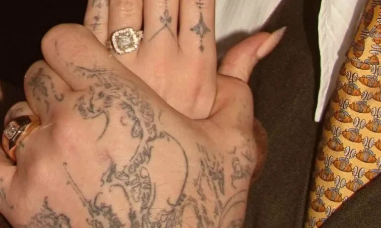 Πασίγνωστος τραγουδιστής έκανε πρόταση γάμου στην σύντροφό του (ΦΩΤΟ)