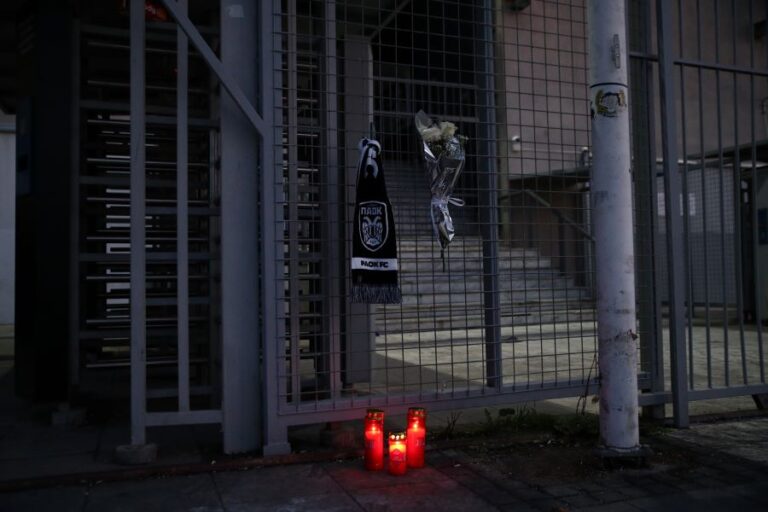 Θρήνος για το δυστύχημα στη Ρουμανία: Κεράκια και κασκόλ έξω από την Τούμπα