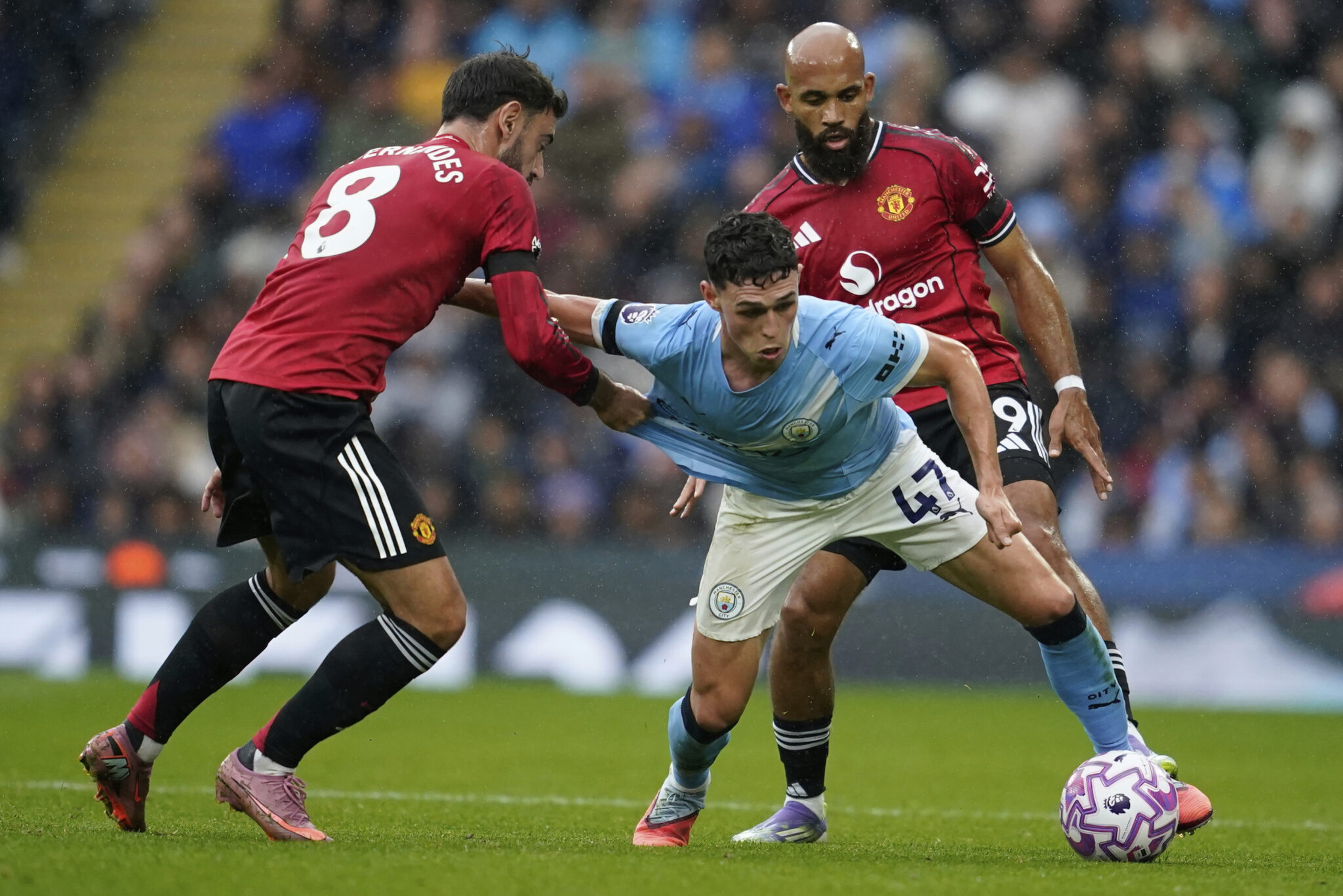 Premier League: Το Μάντσεστερ χωρίζεται στα δύο για τη μονομαχία ανάμεσα σε Γιουνάιτεντ και Σίτι