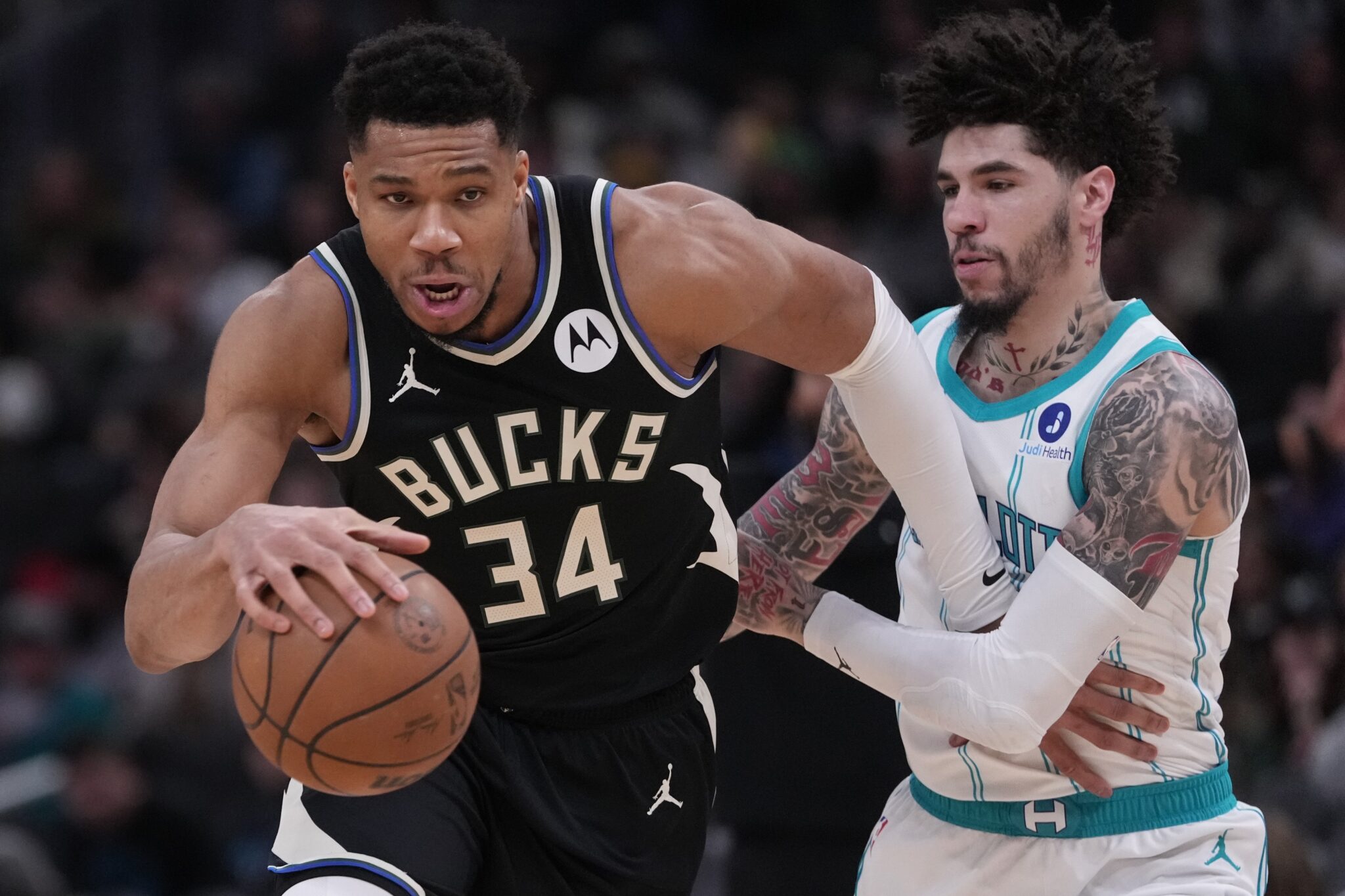 Με κάρφωμα του Γιάννη στο φινάλε, οι Μπακς πήραν τη νίκη στο θρίλερ με τους Χόρνετς