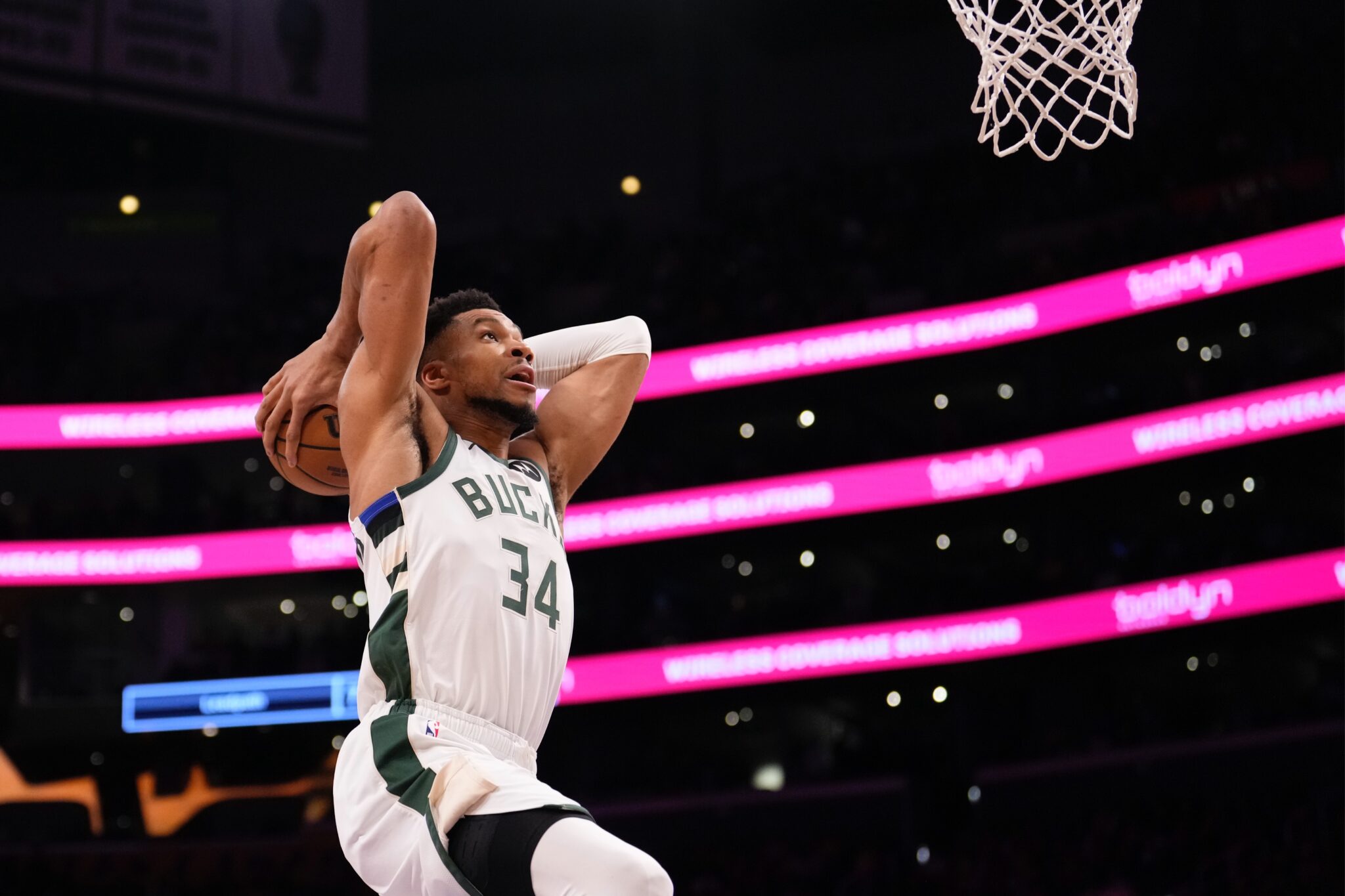 Ο Αντετοκούνμπο υπέγραψε το μεγάλο «διπλό» των Μπακς στο Λος Άντζελες